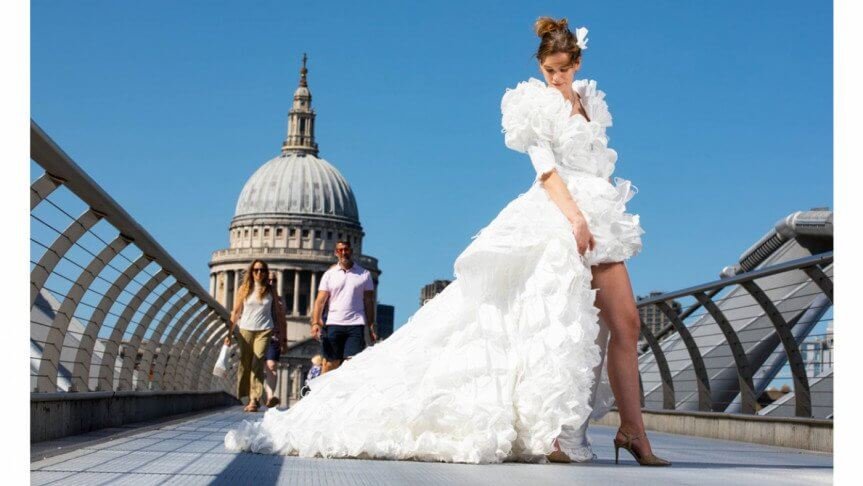 ফেলে দেওয়া ১৫০০ মাস্ক দিয়ে তৈরি বিয়ের গাউন 1