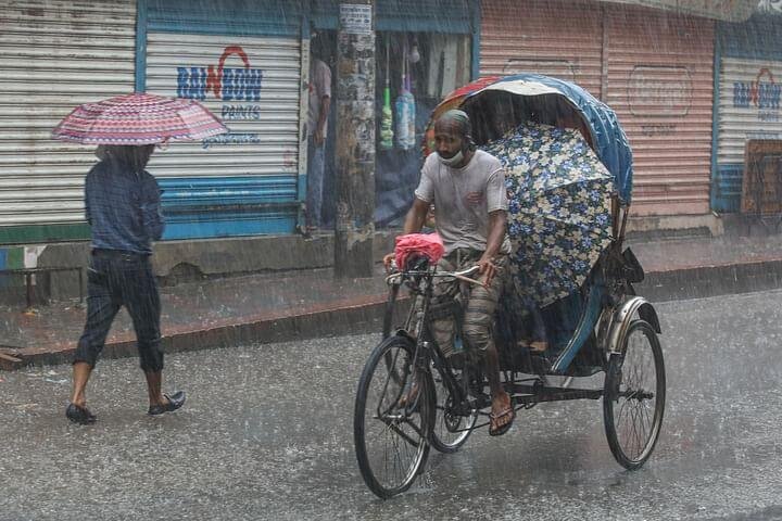 বৃষ্টিতে বিড়ম্বনা 1