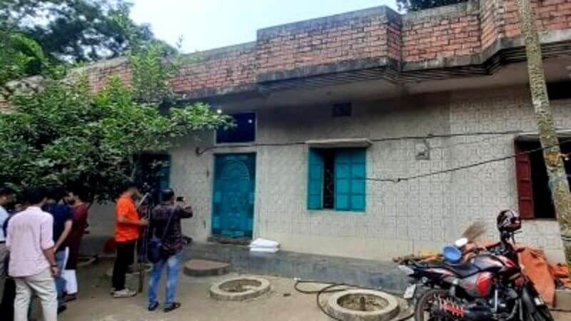 চট্টগ্রামে একই পরিবারের তিনজনকে গলা কেটে হত্যা 1