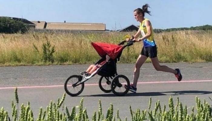 বেবি ক্যারিয়ার নিয়ে দৌড়ে রেকর্ড গড়লেন নারী 1