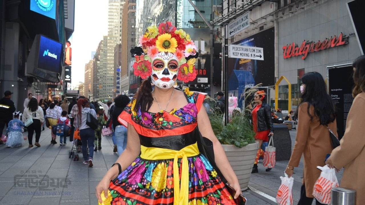 যুক্তরাষ্ট্রে হ্যালোইনে ম্যানহাটনে বিভিন্ন সাজে নাগরিকরা